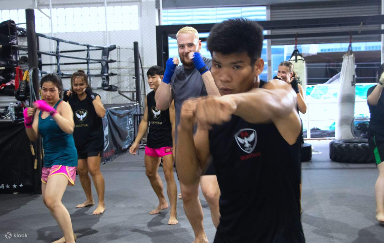 Apprenez les bases du Muay Thai de manière ludique dans un cours pour débutants.